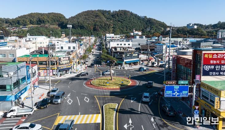 괴산읍 동부리 시계탑사거리 회전교차로