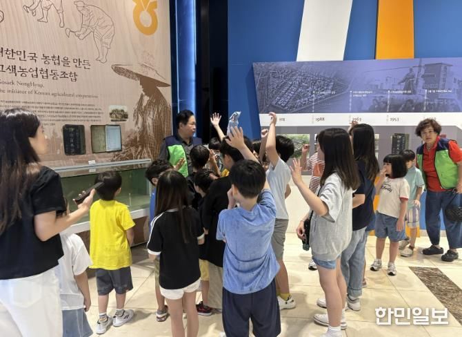 평동 주민들이 지역 어린이들을 대상으로 내고장 바로알기 교육을 진행하고 있다