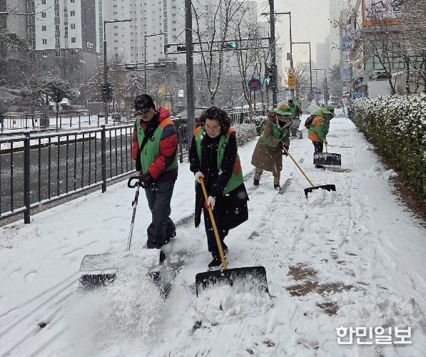 대설주의보 발효에 통학로 등 긴급 제설작업