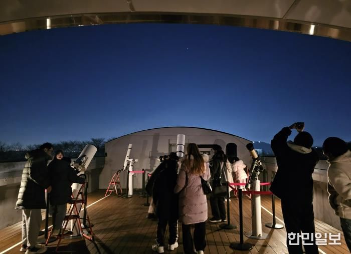 시민들이 부천천문과학관에서 천체관측을 하고 있다.