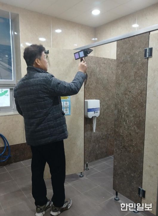 여수시가 불법 촬영 탐지 장비를 연중 무료로 대여하는 사업을 운영하고 있다.