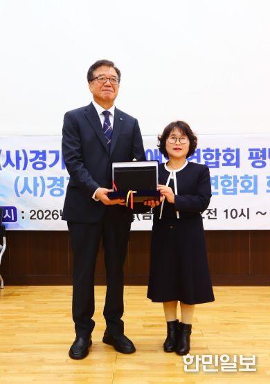 왼쪽부터 박기원 전 지회장, 양순자 신임 지회장