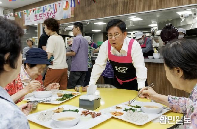 박강수 마포구청장이 효도밥상 이용 어르신의 안부를 묻고 있다.