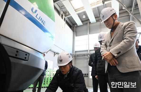 2월 3일 ‘의정부경전철 중장기 운영전략 수립 용역 착수보고회’에 앞서 진행된 차량기지 점검 모습.