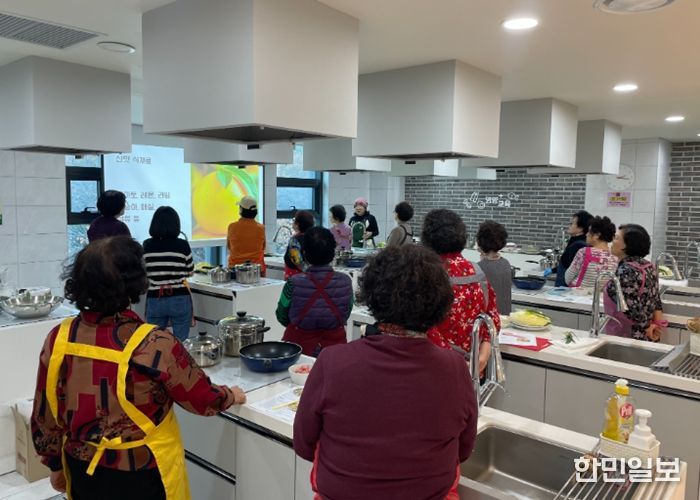 지난해 광명노인회관 2층 영양교육실에서 '저염·저열량 건강요실교실'을 진행하고 있다.