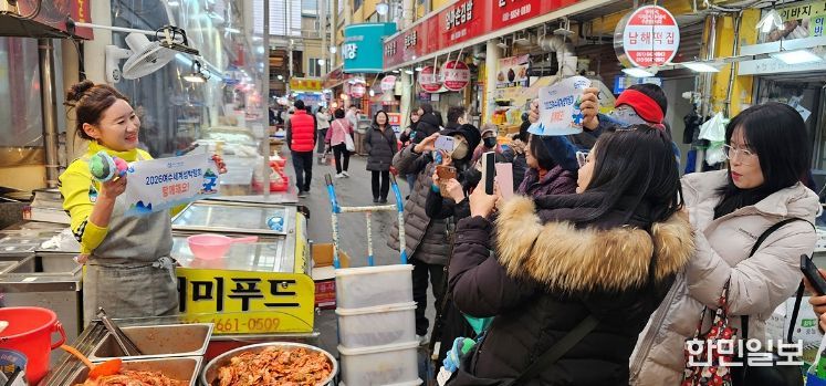 여수시 SNS 서포터즈가 지난 4일 여수 서시장 일원에서 설 명절을 맞아 전통시장 현장 홍보 활동을 펼쳤다.