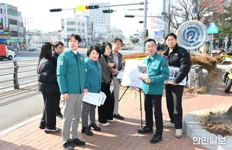 울산 중구의회(의장 박경흠) 복지건설위원회(위원장 정재환)는 5일 병영막창거리와 중구육아종합지원센터 등을 찾아 현장점검활동을 펼쳤다