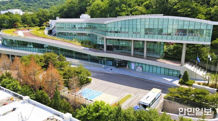 안양시청소년재단 사무처가 위치한 만안청소년수련관 전경으로, 재단의 주요 정책 기획과 운영을 총괄하는 공간이다.