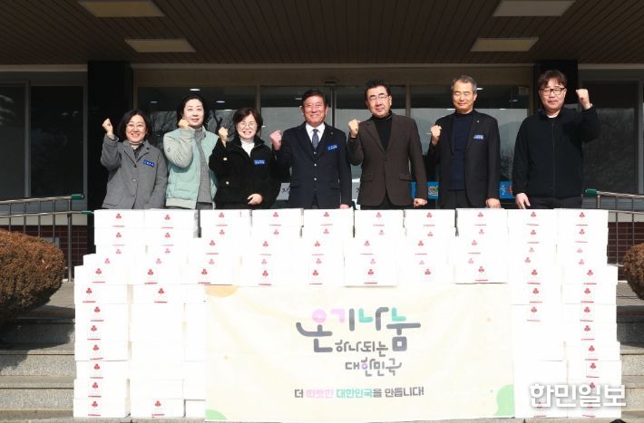 지난 4일 대한한돈협회 곡성군지부에서 곡성군을 찾아 취약계층을 위한 기부를 하고 있다.