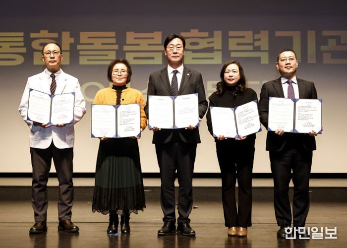 화성특례시장 및 주요 관계자가 바로이웃 통합돌봄 발대식에서 기념촬영을 하고 있다