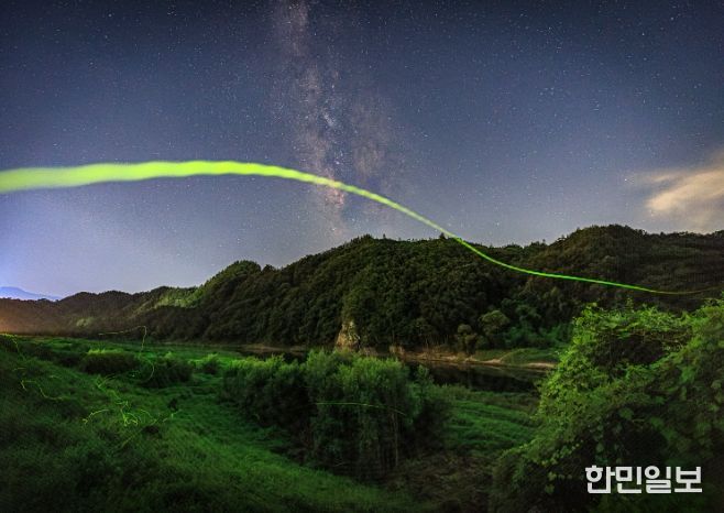 무주군 2025 반디별 사진 공모전 우수상(늦반딧불이와 은하수)