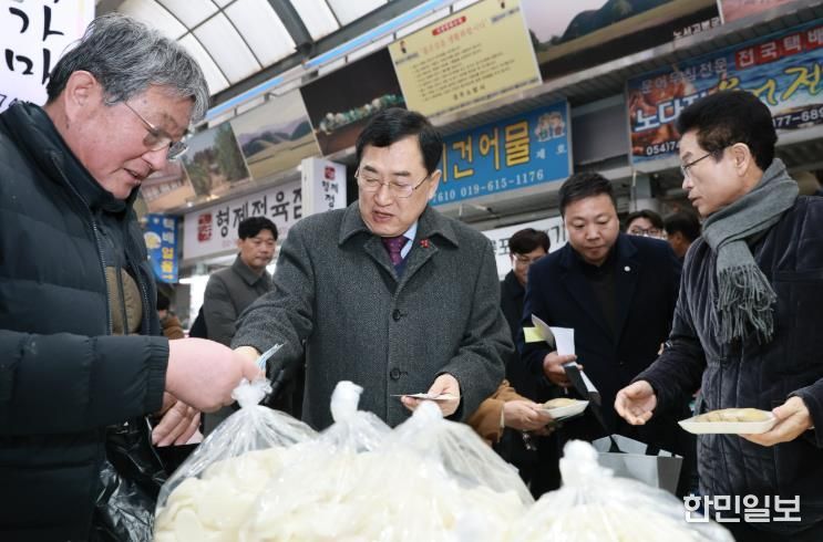 주낙영 경주시장, 설 앞두고 성동시장 장보기…전통시장에 민생 온기