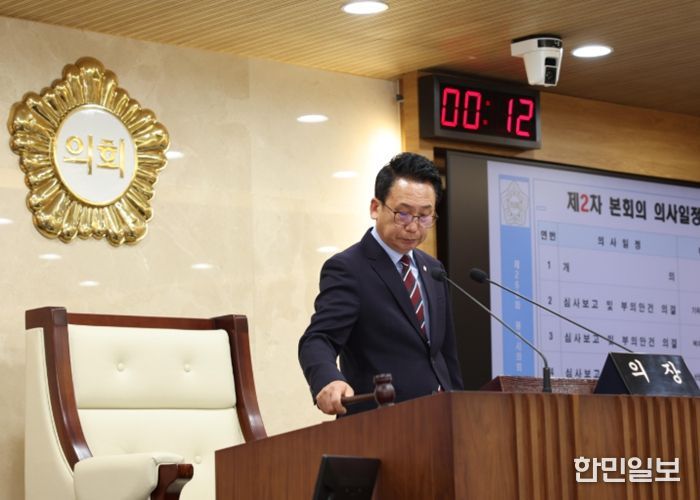 제260회 임시회 제2차 본회의에서 의사봉 타봉하는 강정구 의장