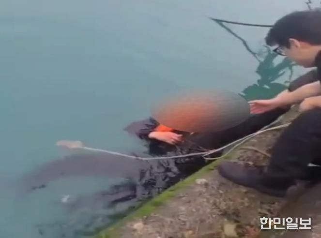 해상추락자를 구조 중인 완도해경의 모습(배포사진)