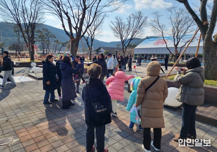 설 연휴를 맞아 경주 동궁원을 찾은 관람객들이 전통놀이 체험 프로그램에 참여하며 즐거운 시간을 보내고 있다