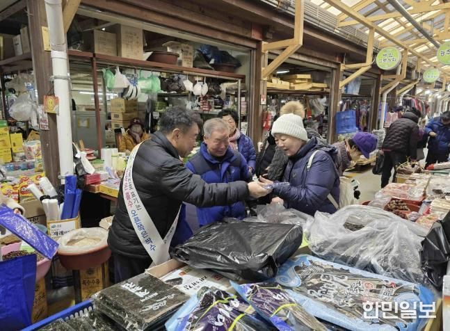 능주전통시장에서 진행된 도로명주소 홍보 모습