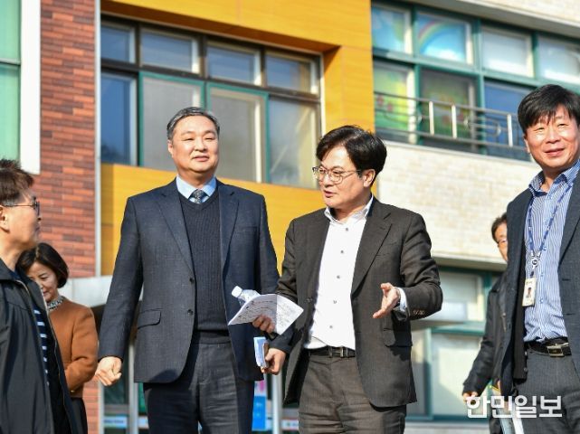 김병수 시장이 교육 현장을 찾아 살피고 있다