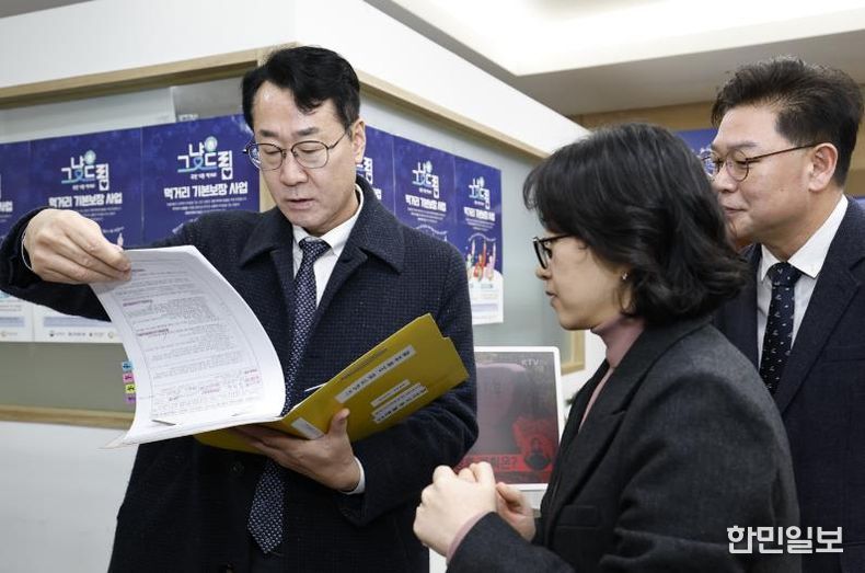 정명근 화성특례시장이 그냥드림 방문자 서류를 점검하고 있다.