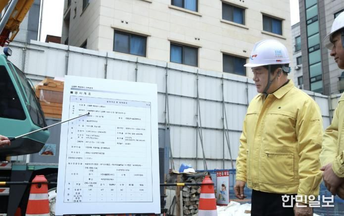 지난 10일 박준희 관악구청장(왼쪽)이 설명절을 앞두고 신축공사장 안전을 점검했다