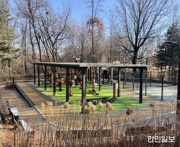 도봉구 초안산근린공원 어르신놀이터 전경