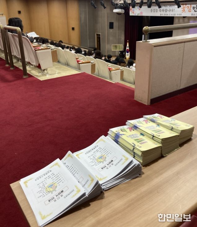 1. 천안시가 고등학교 졸업식에서 ‘새내기 청년을 위한 청년정책’ 홍보 활동을 펼쳤다.