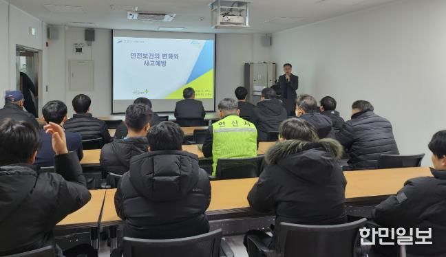 11일 상하수도사업소 회의실에서 '하수도 작업 현장 안전사고 예방 교육'이 진행중이다.