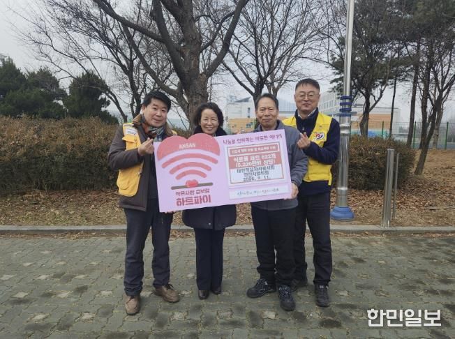 이혜숙 복지정책과장(왼쪽 두번째)이 대한적십자사봉사회 안산시협의로부터 후원물품을 기탁받고 기념촬영을 하고 있다.