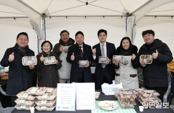 11일 국회 소통관 앞에서 열린 가평 농특산물 직거래장터에서 서태원 가평군수(사진 왼쪽에서 네 번째)와 김용태 국회의원(〃 다섯 번째) 등이 가평지역 농특산물을 들고 기념촬영을 하고 있다.