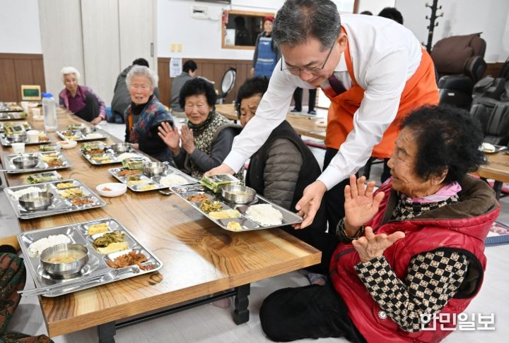 위생 안전관리 강화 및 노인일자리 연계로 운영