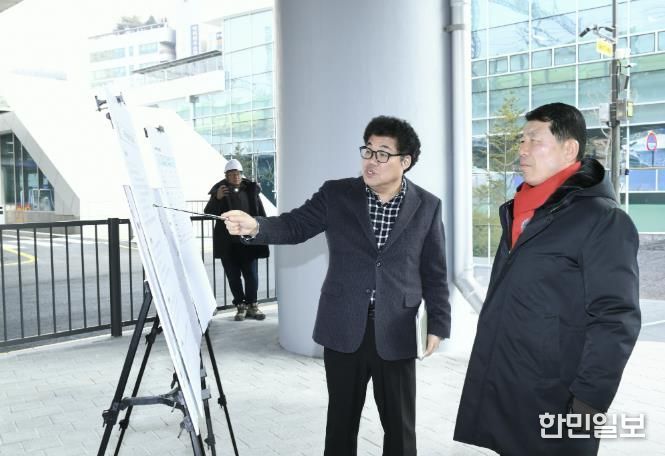 구리역 환승센터 추진현황에 대해 보고받는 백경현 구리시장