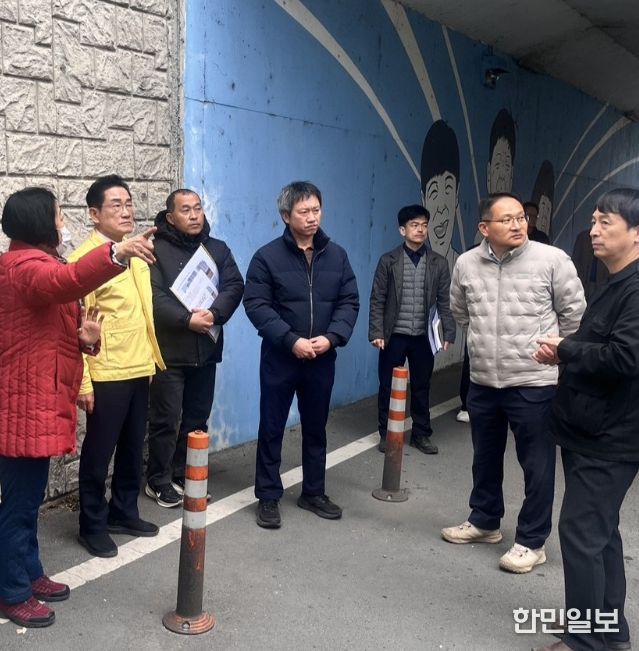 영천시 관계자들이 ‘주민과의 새해 인사회’에서 건의사항이 제기된 완산동 현장을 점검하고 있다.