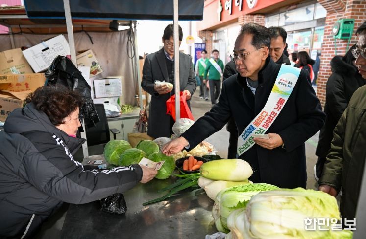 엄태현 영주시장 권한대행이 전통시장에서 장을 보고 있다.