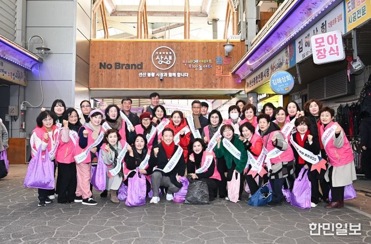 설 앞두고 선산봉황시장 장보기…구미시, 전통시장 소비 촉진 나서