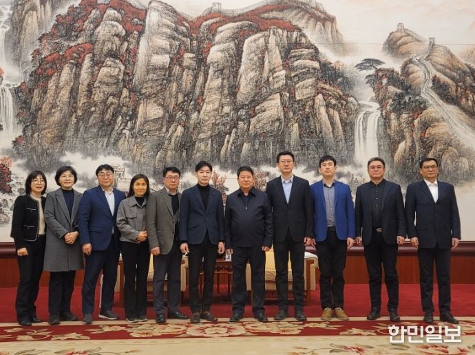 지난 9일부터 11일까지 3일간 중국 톈진시 빈하이신구에 방문해 관광교류 확대 및 교류협력 MOU 체결을 위한 사전 협의를 진행한 포항시 대표단이 기념촬영을 하고 있다.