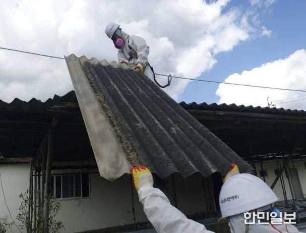 용인특례시는 노후 슬레이트 지붕 철거 비용을 지원한다