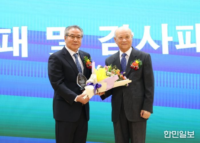 지난 12일 광명시청 대회의실에서 '광명시 보훈단체협의회 회장 이·취임식'을 진행하고 김득철 전임 회장(사진 왼쪽)과 김충환 신임 회장(사진 오른쪽)이 기념사진을 촬영하고 있다.