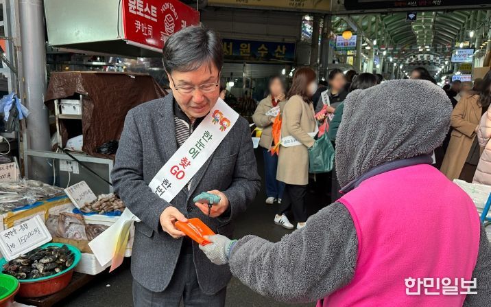(동부전통시장 거리 홍보 후)기념촬영하는 모습