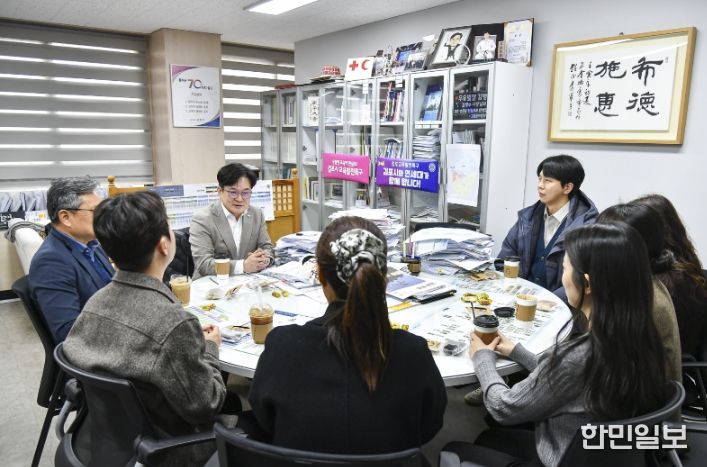 김병수 김포시장이 ‘청렴 팝업 카페’에서 직원들과 자유로운 분위기 속에서 대화를 나누고 있다.