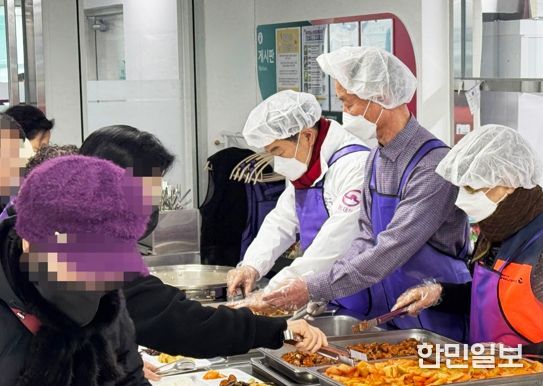 이필형 동대문구청장, 설맞이 복지관 현장 봉사“따뜻한 명절, 한 분도 소외 없게”