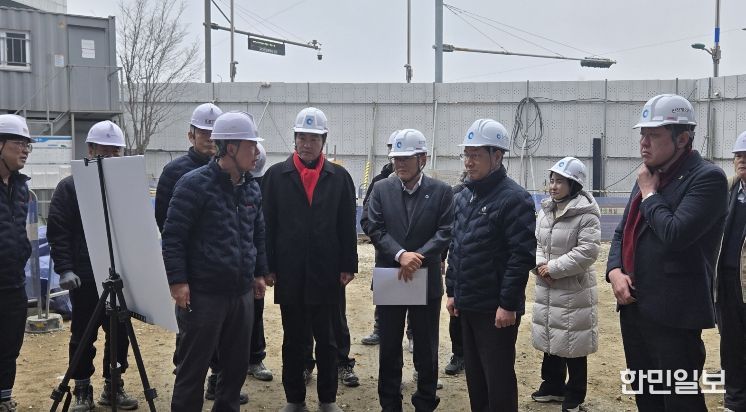 인천시의회 신충식 의원이 13일 유정복 인천시장과 함께 ‘검단근로자복합문화센터’ 공사 현장에서 공사 진행 상황을 듣고 있다.