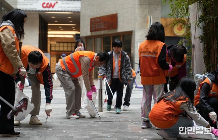 2025년 4월, 미사 문화의 거리에서 진행된 ‘미라클 줍모닝’환경정화 활동에서 자원봉사자들이 거리 곳곳의 쓰레기를 수거하며 시민들에게 생활 속 환경보호 실천의 중요성을 알리고, 깨끗한 도시 환경 조성을 위한 참여 분위기 확산에 힘쓰고 있다.