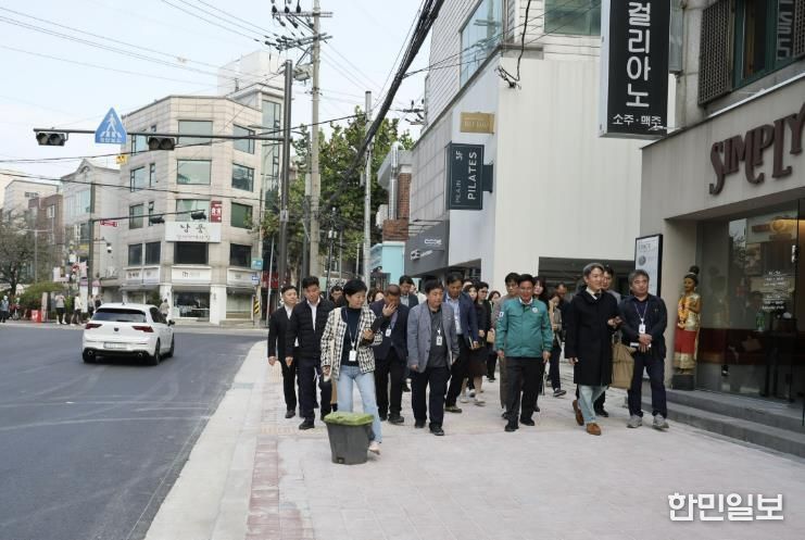 박강수 마포구청장이 연남동 끼리끼리길의 보도를 살피고 있다.