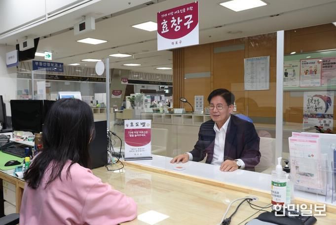 마포구청 종합민원실을 방문한 박강수 마포구청장