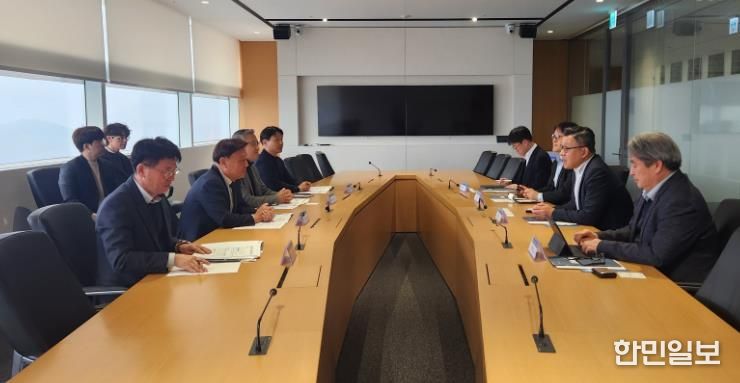 두산에너빌리티 방문(두산에너빌리티 풍력BG 송용진 사장(오른쪽 두번째), 한명훈 상무(오른쪽 첫번째).