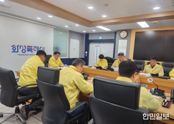 윤성진 제1부시장이 재난안전대책본부 긴급회의를 주재하고 있다