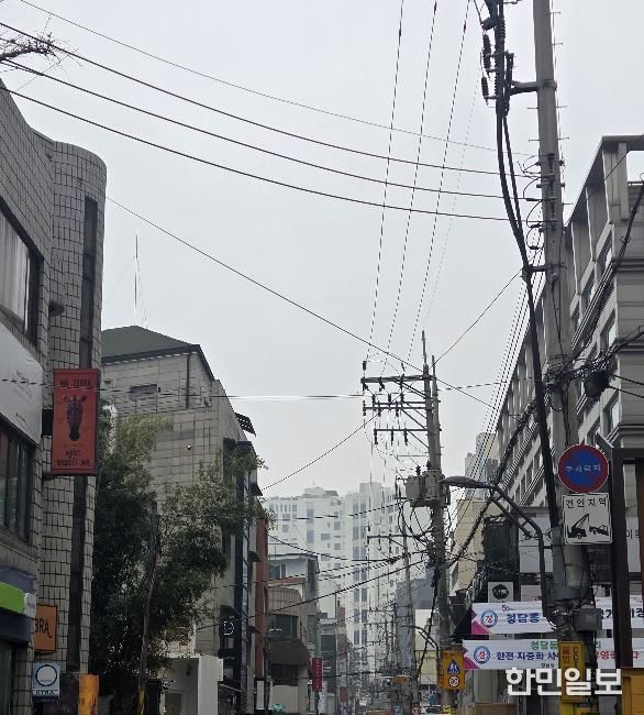 청담 맛의 거리에 복잡하게 얽힌 전선
