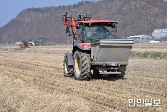 군위군, 2026년 토양개량제 규산질비료 공동살포 실시