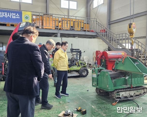 시 관계자들이 농기계임대사업소를 방문해 현장 점검을 하고 있다.