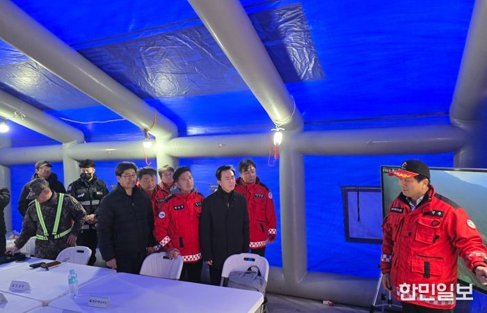 22일 충남 예산군 대술면 산불 발생 현장 인근에 설치된 산불현장통합지휘본부에서 김태흠 지사가 진화 상황을 듣고 있다.