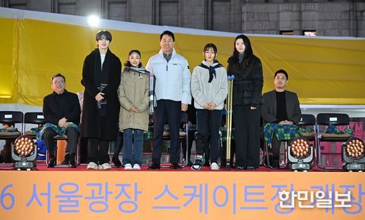 오세훈 서울시장이 지난해 12월 ‘서울광장 스케이트장 개장식’에서 서울시청 소속 심석희(오른쪽에서 두 번째)‧차준환 선수(왼쪽에서 두 번째), 빙상종목 유망주 선수들과 기념 촬영하고 있다.